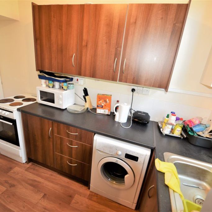 2 bedroom House in Whingate Avenue Bed), Leeds - Photo 1