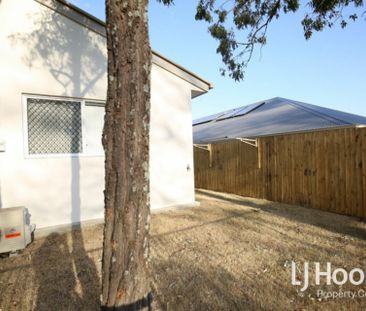 Modern 2 Bedroom Duplex with Air Con in Main Bedroom & Living Area! - Photo 1