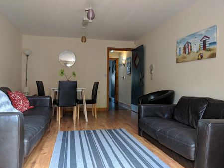 1 bedroom in a house share to rent - Photo 2