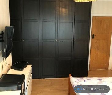 3 bedroom flat to rent - Photo 3