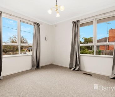 Cosy & Light Drenched Home with All Comforts Included - Photo 1