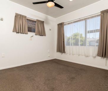 Bright, Calm & Pet-Friendly Home in Glendene - Photo 6