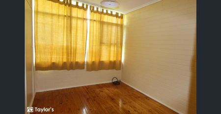 SPACIOUS FAMILY HOME WITH MULTIPLE LIVING AREAS & GREAT OUTDOOR SPACE - Photo 2