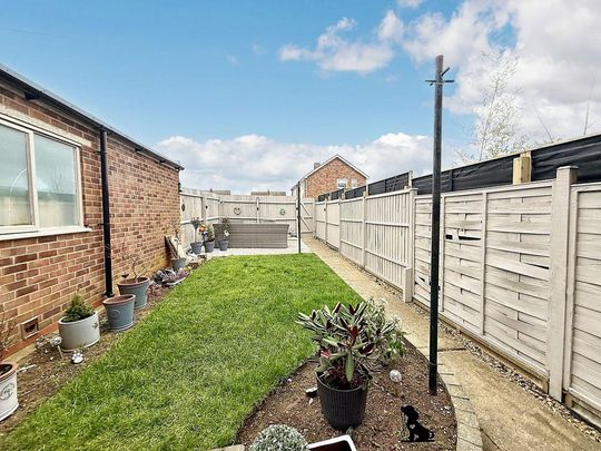 3 bedroom semi-detached house to rent - Photo 1