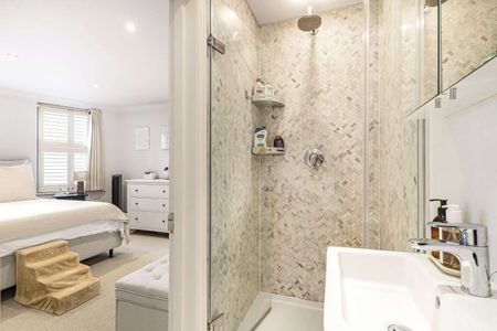 Unique garden apartment in central Highbury, finished to the highest standard and set in a beautiful tree lined residential street. - Photo 5