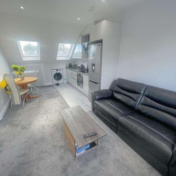Stunning Bedroom Flat In Fairmead Crescent, HA8 - Photo 1