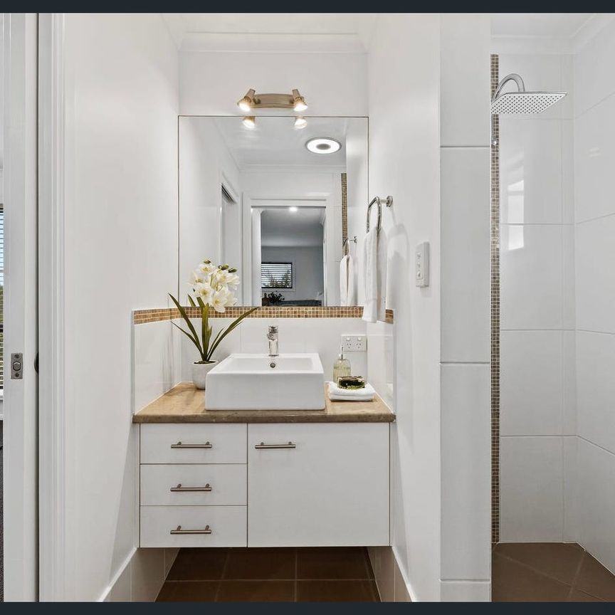 LARGE ONE BEDROOM UNIT WITH AMAZING VIEWS - FULLY FURNISHED - Photo 1