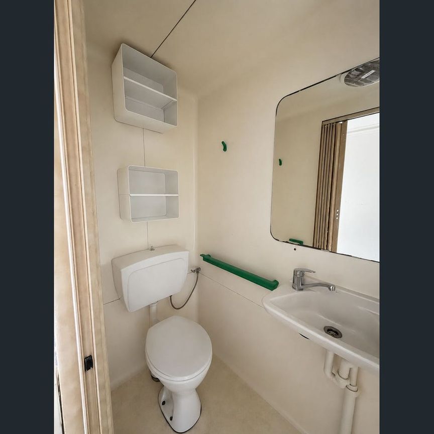 Spacious 1 Bedroom + Sunroom in the Heart of Potts Point - Photo 1