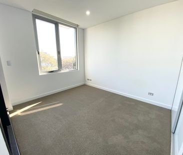 Bright two bedroom apartment in Waterloo - Photo 2