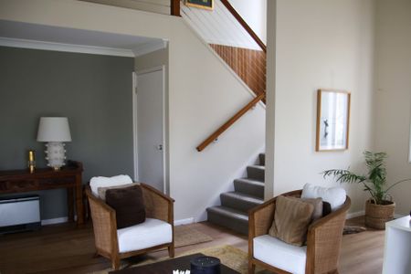 Large 3 Bedroom Duplex with Double Car Garage - Photo 3