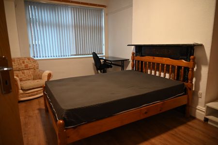 4 bedroom house to rent Harley Avenue, M14 - Photo 2