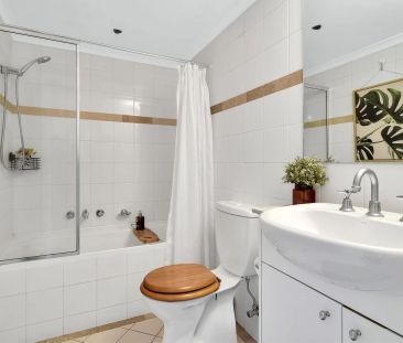 Sophisticated and Stylish One Bedroom Apartment - Photo 5