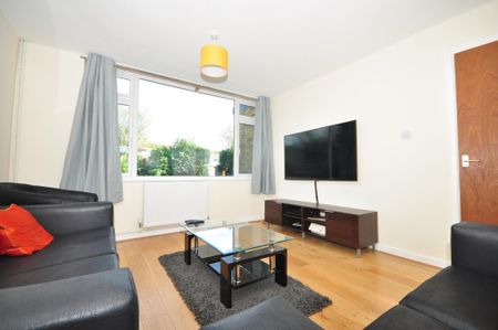 1 bedroom in a house share to rent - Photo 2