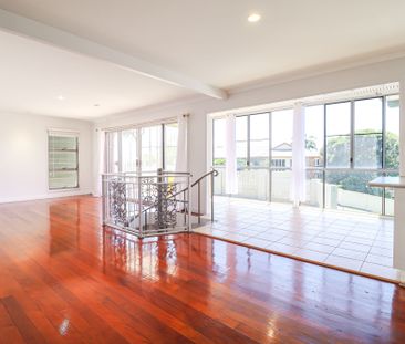 A HIDDEN GEM IN WEST GLADSTONE - STUNNING VIEWS, UNMATCHED CHARACTER! - Photo 4