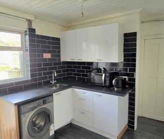 Stoneleigh Avenue, Enfield EN1 4HH, Property for rent - Photo 2