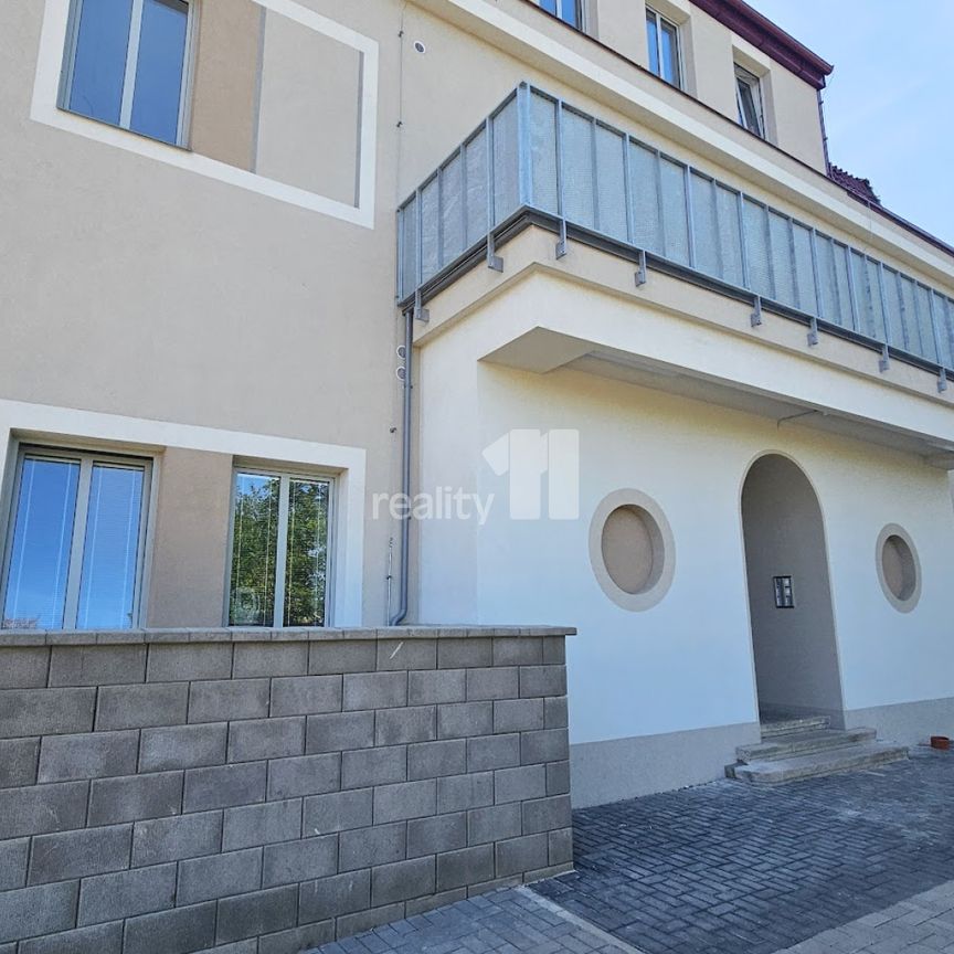 Pronájem bytu 1+kk a garsoniéry 34 m² - Fotografie 1