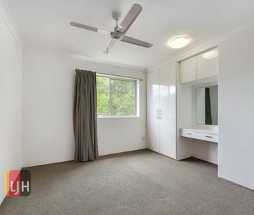 FRESHLY UPDATED & AIR CONDITIONED TWO BEDROOM UNIT ! - Photo 3