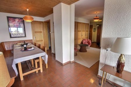 Appartement à louer à la semaine situé sur la place du village - Photo 3