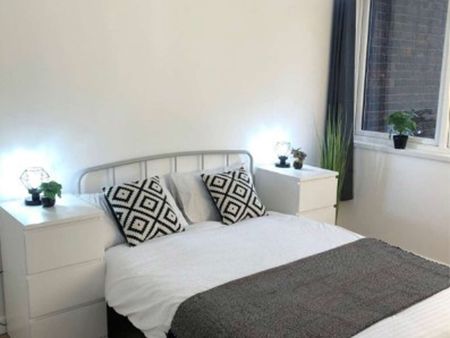 Victoria Park Square Room 4 - Photo 4