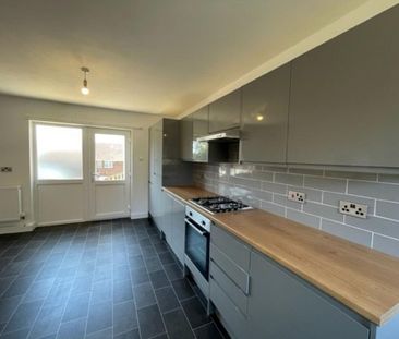 3 bedroom end of terrace house to rent - Photo 4