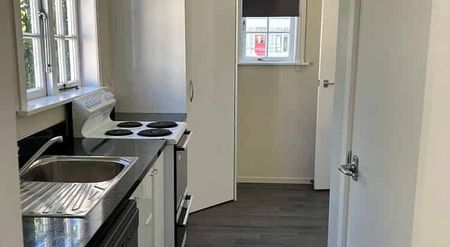 Walk to work, supermarket, station, park, cafes et - Photo 2