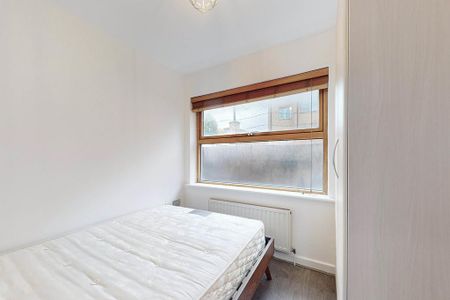3 bedroom flat to rent - Photo 5