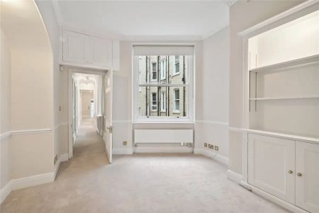 3 bedroom flat in South Kensington - Photo 2