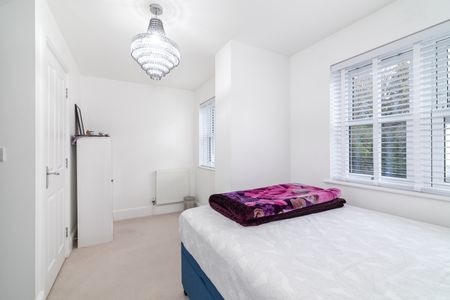 5 Bed Terraced House, St. Augustines Avenue, CR2 - Photo 2