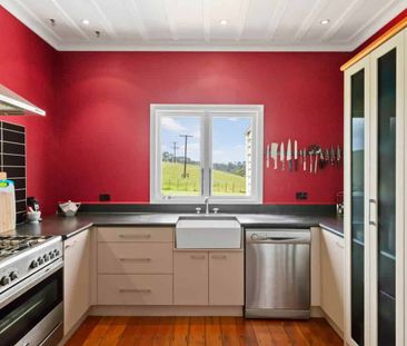 Country Family Home - Photo 2
