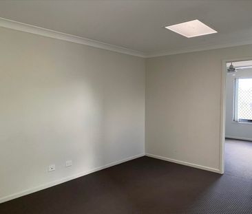 Stylish, Modern & Compact Family Home - Photo 2