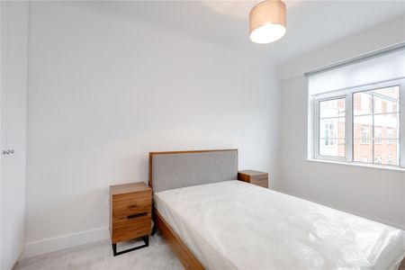 Bedroom : Bathroom : Reception Room : Kitchen : 24hr Porterage : Communal Hot : Water & Heating : Entrance Phone : Lift : Communal Garden - Photo 4