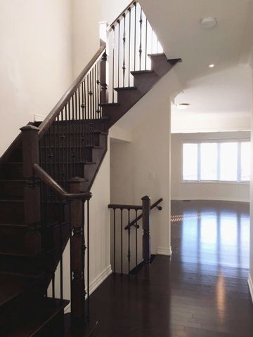 For Lease - 1043 Stuffles Crescent, Newmarket, Ontario - Photo 3