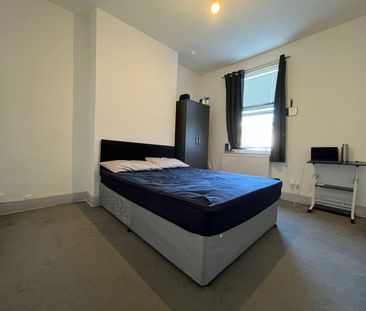 Room in a Shared House, High Street Colliers Wood, SW19 - Photo 4