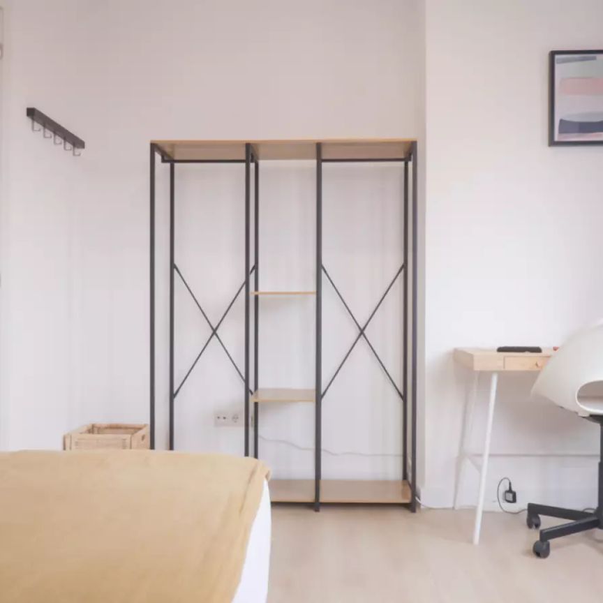 Room in a shared 5-bedroom apartment for rent in Acacias, perfect for professionals, students, and couples. - Photo 1