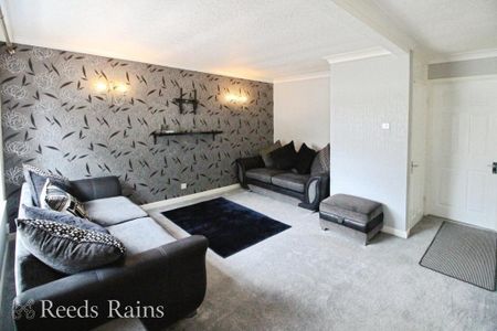 3 bedroom end of terrace house to rent - Photo 3