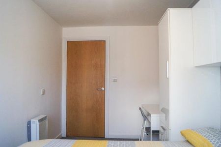 3 bedroom flat to rent - Photo 4