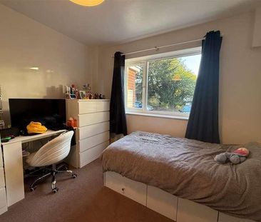 Tredenham Close, Farnborough, GU14 - Photo 4