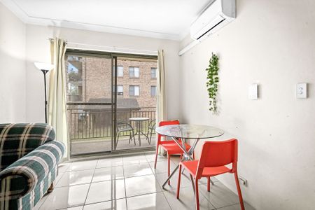 NEAT & TIDY TWO BEDROOM UNIT! - Photo 3