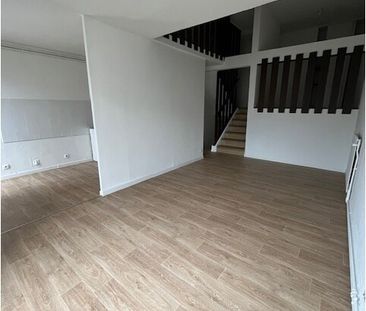 T4 en triplex de 93m² sur la place des géants à Grenoble - Photo 1