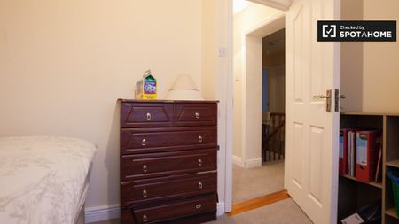 Room for rent in 5-bedroom house in Donaghmede, Dublin - Photo 5