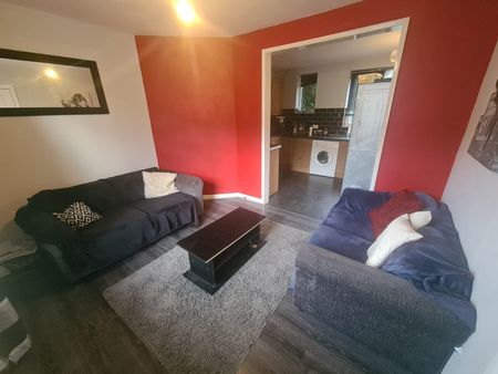 4 Bed - 149 Ash Road, Headingley, Leeds - LS6 3HD - Student - Photo 2