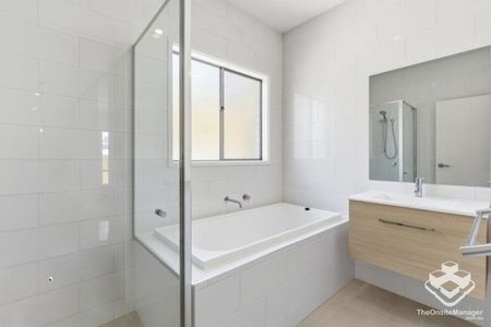 Brand New 4 Bedder Family House unbeatable LOW price $630 pw - Photo 2
