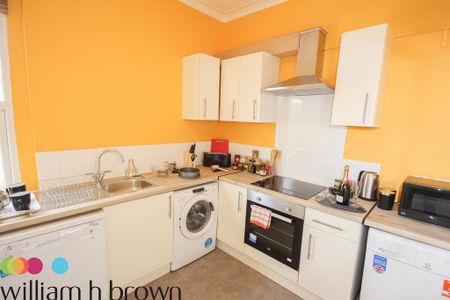 1 bedroom in a flat share to rent - Photo 3