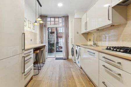 4 bedroom flat in Kensington High Street - Photo 3