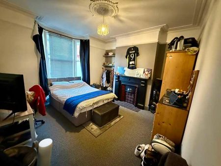 West End // Spacious Bed & Bath // Sept, LN1 - Photo 3