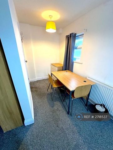 1 bedroom in a house share to rent - Photo 3