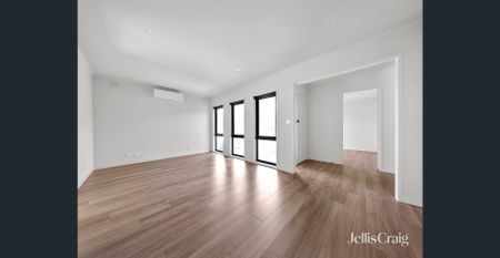 Fully Renovated Five Bedroom Family Home in Prime Glen Waverley Location - Photo 2