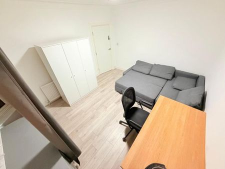 1 bedroom in a house share to rent - Photo 3