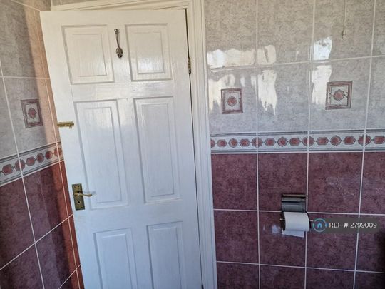 4 bedroom end of terrace house to rent - Photo 1