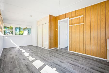 Freshly painted & featuring brand new flooring! - Photo 5